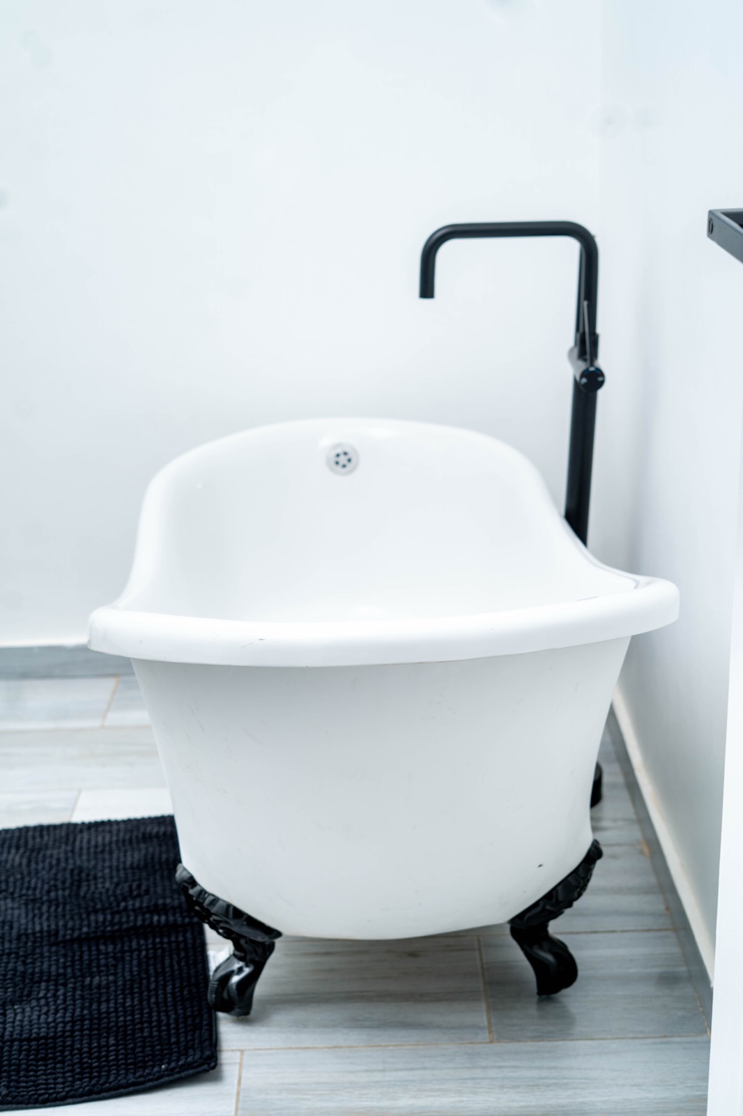 Bathroom at Nichi Guesthouses with a freestanding tub