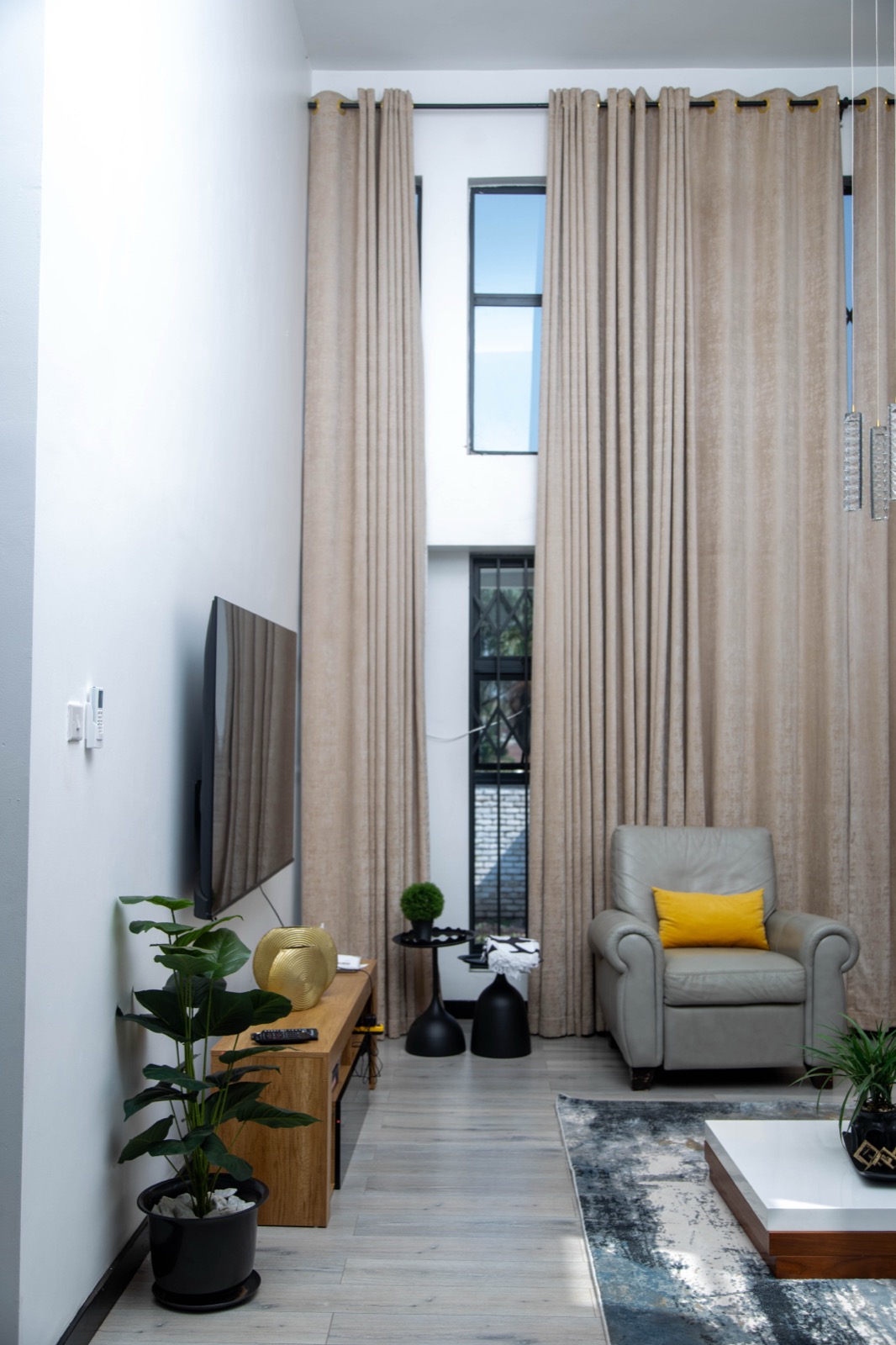 Living room with TV at Nichi Guesthouses