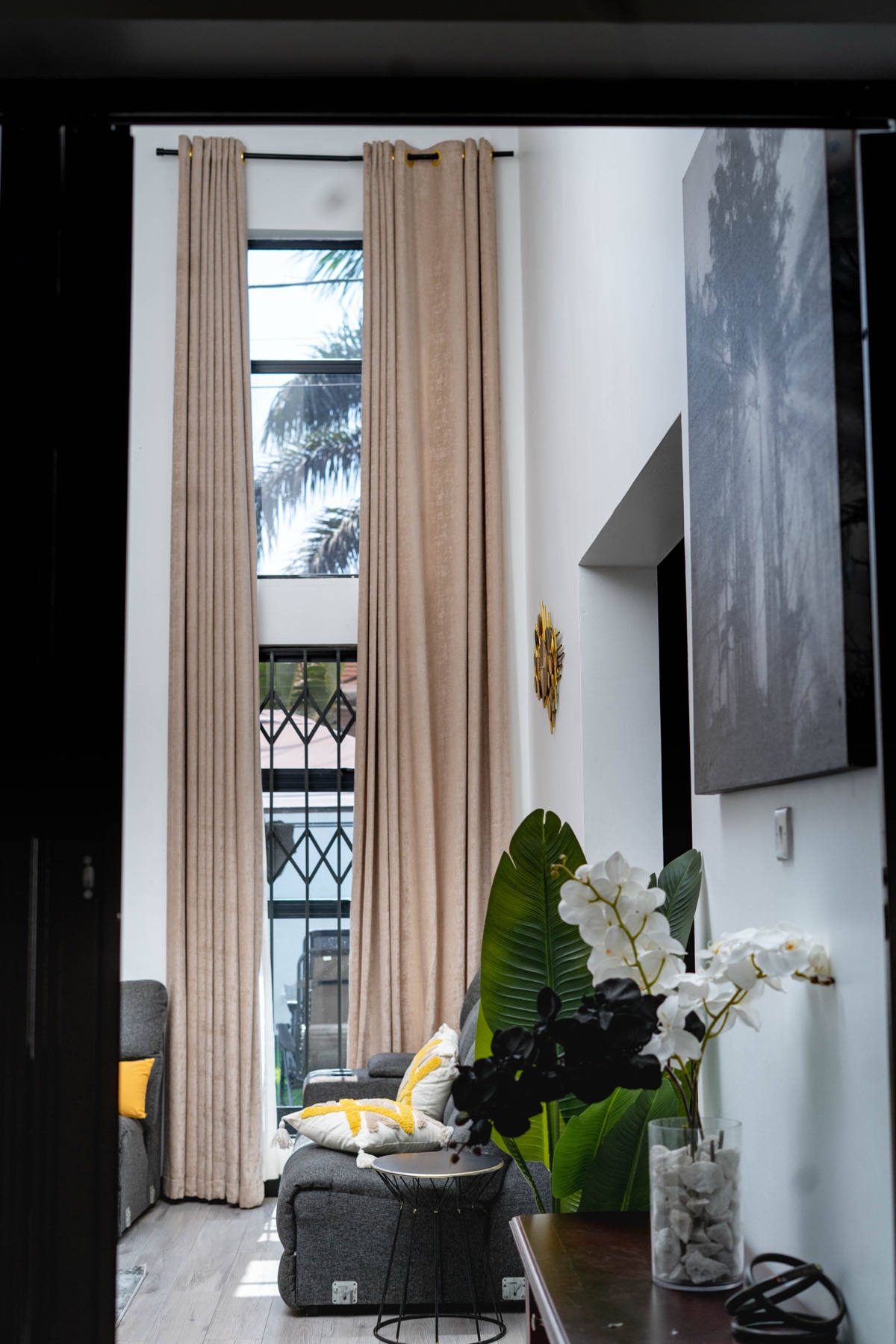 Living room seating area at Nichi Guesthouses