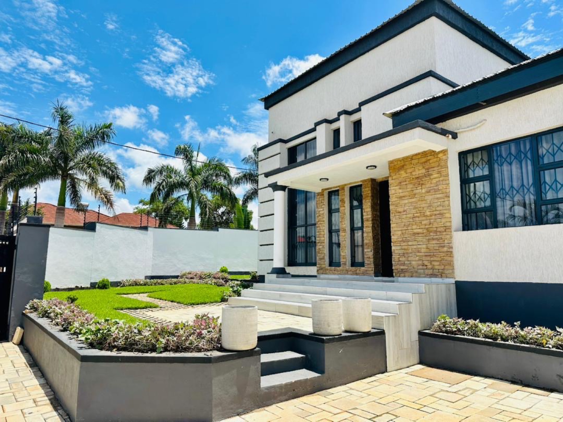 Front garden and driveway at Nichi Guesthouses